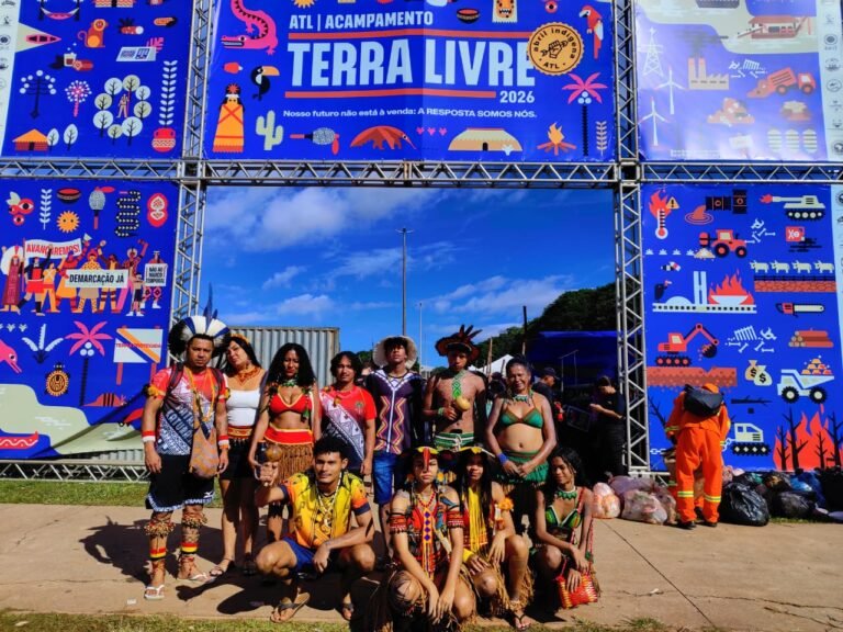 Indígenas atingidos pela barragem da Vale em Brumadinho marcam presença no Acampamento Terra Livre 2026